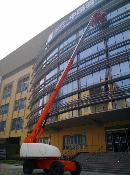 自行直臂升降機